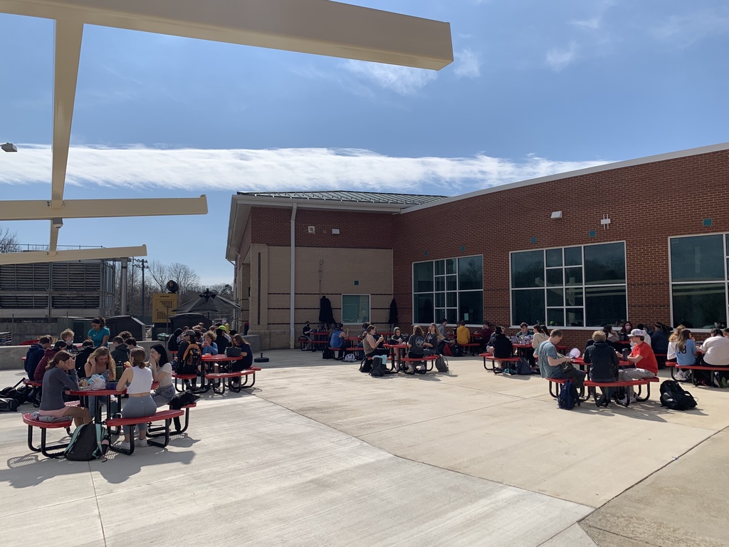 Students eating lunch on the GHS patio